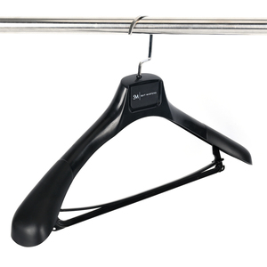 <span class=keywords><strong>Cintres</strong></span> de luxe noirs en <span class=keywords><strong>plastique</strong></span> à épaules larges, personnalisables avec logo, robustes pour l'affichage de vestes et manteaux en boutique - Product Image 4