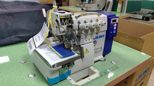 Machine à coudre industrielle d'occasion JUKI MO-6814D à entraînement direct, surjeteuse 4 fils avec coupe-fil automatique - Product Image 6