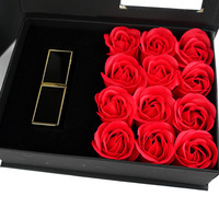 Coffret Cadeau Saint-Valentin 12 Fleurs de Savon à Fenêtre Rabattable, Rouge à Lèvres, Collier, Bijoux – Vente en Gros Chine