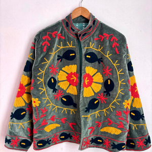 Veste Suzani ethnique en velours gris brodée de fleurs, manches longues, col montant, faite à la main, style bohème, vêtement d'extérieur d'hiver - Product Image 1