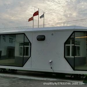 Casa Contenedor Moderna Rectangular para Uso Hotelero con Ventanas Grandes y Asta para Bandera - Product Image 1