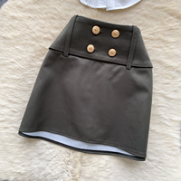 Ensemble deux pièces pour femmes, chemisier élégant à manches courtes et col tailleur, coupe ajustée, et mini-jupe taille haute pour l'été