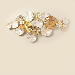 Decoración de Pared Moderna de Metal con Diseño de Hoja de Loto, Disco Texturizado Blanco y Dorado, Panel Escultórico para Colgar en la Pared, Ideal para el Fondo del Sofá en la Sala de Estar - Product Image 1