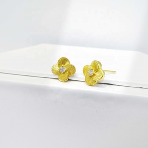 Pendientes de plata de ley 925 personalizados, bonitos pendientes mate al por mayor, baratos, para niños, pequeños pendientes de mariposa de oro de 18k para niñas - Product Image 2