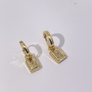 Pendientes de Aro Cuadrados de Latón Chapado en Oro de Moda Tianyu Gems con Diseño de Moneda y Circonita - Product Image 4