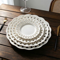 Assiette de présentation ajourée en porcelaine tendre blanche pour mariage, assiettes plates en céramique à bord festonné