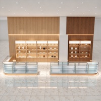 Einzelhandelsausstattung Anpassbare Glas-Vitrinen mit LED-Streifenbeleuchtung Wandvitrine mit Lamellenwand