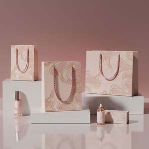 Sacs en papier kraft à poignée imprimés de luxe en gros, recyclables, pour la vente au détail, logo de marque de vêtements, sacs d'emballage personnalisés pour les achats - Product Image 1