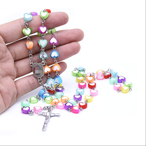 Collier de prière en acrylique coloré en forme de cœur, bijoux religieux pour femmes, cadeau, origine Yiwu - Product Image 1