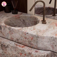 Pembe Breccia Kuvarsit Yüzer Çift Lavabolu Banyo Dolabı Kavisli Masif Taş Duvara Monte Lavabo Dolabı Wabi Sabi Lüks Master
