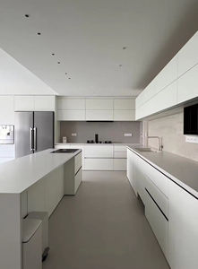 Ensemble d'armoires de cuisine blanches de style moderne minimaliste personnalisé avec îlot, finition laquée haute brillance, bois massif de luxe - Product Image 2