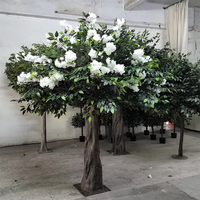 Hojas verdes casi naturales Flores blancas Árbol artificial del baniano Plantas verdes falsas Árbol falso decorativo