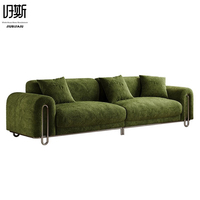 Canapé en chenille vert mousse de style moderne avec accoudoirs en métal mat et chenille ultra-douce pour salons et studios rétro