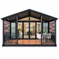 Maison modulaire préfabriquée avec toit en pente, portes vitrées et véranda avant couverte pour projets hôteliers