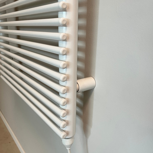 Radiateur à serviettes de style échelle avec barres rondes en acier thermolaqué blanc mat, design moderne et minimaliste pour un chauffage efficace - Product Image 4