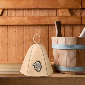Deja que los lobos ladren por el calor mientras tu cabeza se mantiene fresca dentro de este gorro de sauna de lana pura. - Product Image 1