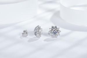 Pendientes de Flor de Girasol Plateados en Rodio, Diseño Lujoso con Silicona - Product Image 3