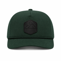 Casquette à cinq panneaux avec visière incurvée, garniture en cordon perforé découpé au laser vert chasseur, patch hexagonal et logo personnalisé, pour la cueillette sauvage