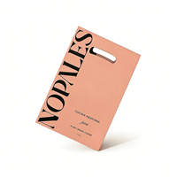 Sacs en papier personnalisés avec poignée découpée et logo imprimé en typographie audacieuse pour l'emballage de marchandises de marque alimentaire et de plats à emporter de restaurant