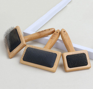 Brocha de madera de bambú con logotipo personalizado para mascotas, cepillo para acicalamiento de perros y gatos, venta al por mayor de fábrica - Product Image 1