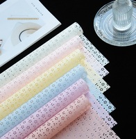 Papier d'emballage ajouré à motifs floraux, 10 feuilles par paquet, populaire pour l'emballage de bouquets et de cadeaux