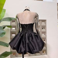 Robe trapèze en dentelle et tissu pongé, col en V, à bretelles, avec jupe bouffante à motif floral et détails en arêtes de poisson, style boutique