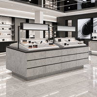 Maßgefertigte Kosmetik-Präsentationsvitrine Komplettset mit LED-Inseltheken und Wandschränken für Moderne Schwarz-Weiße Beauty-Stores