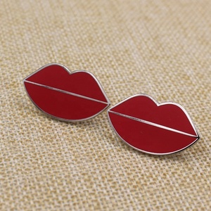 Pin <span class=keywords><strong>de</strong></span> solapa <span class=keywords><strong>de</strong></span> labios rojos <span class=keywords><strong>de</strong></span> esmalte duro plateado <span class=keywords><strong>de</strong></span> alta calidad personalizado con tarjeta trasera - Product Image 2