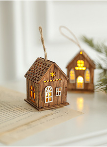 Usine En Gros Décorations <span class=keywords><strong>De</strong></span> <span class=keywords><strong>Maison</strong></span> <span class=keywords><strong>De</strong></span> Noël Creative Arbre <span class=keywords><strong>De</strong></span> Noël Décoration LED Rougeoyant Log Cabin Pendentif - Product Image 6
