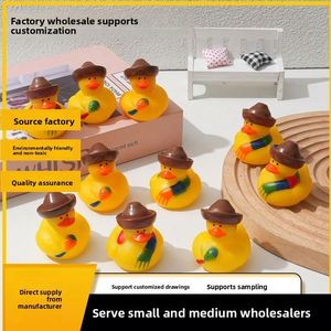 Jouet de bain canard jaune style hiver, chapeau et écharpe en plastique de 2 pouces pour bébé, pour jouer dans l'eau - Product Image 2