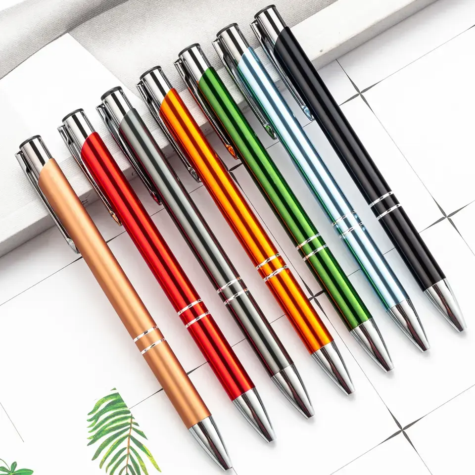 2023 قلم من البلاستيك مع شعار مخصص لوضع العلامات المكتبية والمدرسة ، مستلزمات مكتبية ، أقلام حبر جاف من البلاستيك