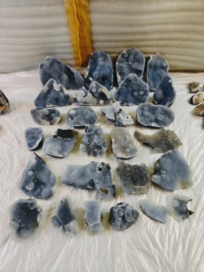 Lot de spécimens minéraux bruts de calcédoine bleue naturelle et magnifique pour collection de cristaux et décoration intérieure - Product Image 1