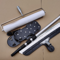 Kit d'outils pour sols en ciment autonivelant époxy 3 mm avec rouleau à picots, chaussures à picots et raclette dentelée, et manche télescopique en aluminium