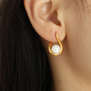 Pendientes Geométricos en Forma de Lágrima con Perla de Agua Dulce y Engaste de Garra para Uso Diario - Product Image 3