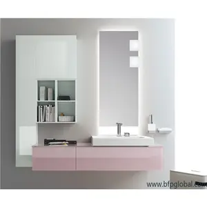 Rosa brillante del Gabinete de cuarto de baño con estante y espejo de tocador de lavamanos en el baño