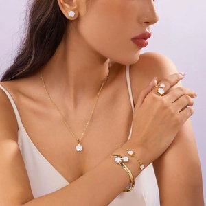 Nouvel ensemble de bijoux pour femmes en or plaqué 18 carats, design fleur porte-bonheur, tendance, élégant, bracelet, bague, boucles d'oreilles, collier - Product Image 3