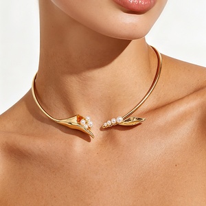 Collar gargantilla 3D de lirio calla para mujer, de resina con flor, diseño floral llamativo y moderno, ideal para uso diario y fiestas - Product Image 4