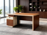 Bureau d'ordinateur en bois avec armoire latérale verrouillable et passe-câbles, poste de travail compact en noyer crème pour le personnel de bureau à domicile