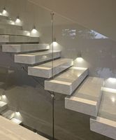 Escalier flottant en marbre au design moderne, marches en pierre naturelle personnalisées, escalier intérieur en marbre