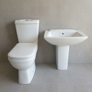 Ensemble de sanitaires en céramique de fabrication indienne, comprenant un WC deux pièces et un lavabo demi-pied. - Product Image 2