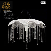 Lustre moderne en métal blanc avec fleurs de lotus en dentelle et cristaux pour la décoration de plafond de mariage de luxe, de fête ou d'hôtel