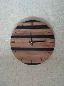Horloge murale artisanale en résine de qualité supérieure avec cadre en bois et texture lisse, conçue pour rehausser la décoration intérieure - Product Image 4