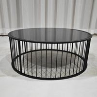 Ensemble de tables basses rondes en verre noir avec structure en fil métallique noir