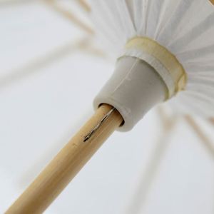 Parasol en papier blanc avec manche en bois vierge pour mariage, vente en gros - Product Image 4