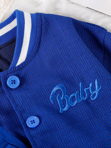 Bộ quần áo thời trang mới 3 món cho bé gái: Áo ba lỗ in chữ + Áo khoác bóng chày + Váy xếp ly - Product Image 6