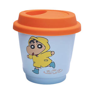 แก้วเซรามิคลายการ์ตูนเครยอนชินจัง พร้อมฝาและหูจับ สีฟ้า ส้ม เหลือง ชมพู สำหรับเดินทาง ใช้ในออฟฟิศ แก้วเดี่ยว - Product Image 1