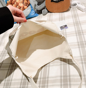 Bolso de hombro para mujer al por mayor, barato, con un lindo estampado de oso, bolso de mano de lona reutilizable y ecológico para compras. - Product Image 5