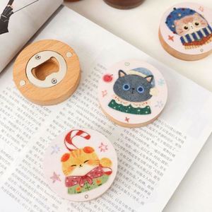 Abridor de Botellas de Cerveza Redondo de Madera con Diseño de Gato Navideño y Imán para Refrigerador - Product Image 1