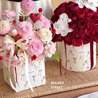Matériaux DIY faits main pour l'emballage floral : Arrangement de bouquet en seau cylindrique en carton, style français, pour bouquets à nœuds.