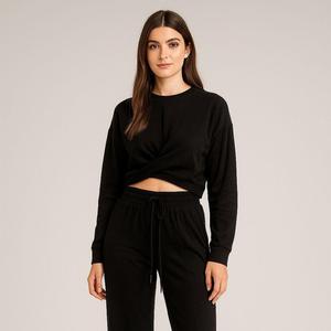 Set coordinato con top sportivo a maniche lunghe con design incrociato e pantaloni a gamba larga con coulisse. - Product Image 1